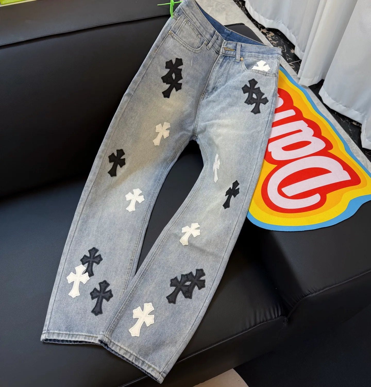 P260 model number: D350 Chromehearts washed blue leather jeans, ceiling-level jeans, a pair is hard to find at the counter‼ ️About Zangyin✅This is an extremely luxurious fashion brand that can also be called the aristocracy of the high street. It has always been an exclusive brand for some hipsters or rich second generations. The color of this model is already very eye-catching by using a unique washed material. It is decorated with pink patch cross flowers, which cleverly highlights the charm of the brand. Secondly, this model adopts a classic high-waist cut design, which highlights the long legs and fashionable temperament of the upper body. The brand is highly recognizable and the slim-fitting configuration is more suitable for daily wear. The personality will be fashionable and the specifications can be seen at a glance. Materials and technology ✅ Needless to say, this point goes without saying. As an excellent craftsman brand, Zangyin's requirements for details and craftsmanship are really perfect. The washed color of this model has gone through a lot of processes, not to mention the embellishment of the denim appliqués. It is also purely handmade and sewn. Just like what they believe in, only handmade things have soul and have the meaning of wearing. A top-notch heavy-duty fashionable denim item, recommended by both hands‼ ️ Size: 28, 30, 32, 34, 36 (S-XXL) Color: Washed light blue Size reference: Pants length 100 102 104 106 106 Waist 72 76 80 84 88 Recommended weight S (about 130 pounds) M (about 120 pounds) L (about 140 pounds) XL (about 165) XXL (around 185)